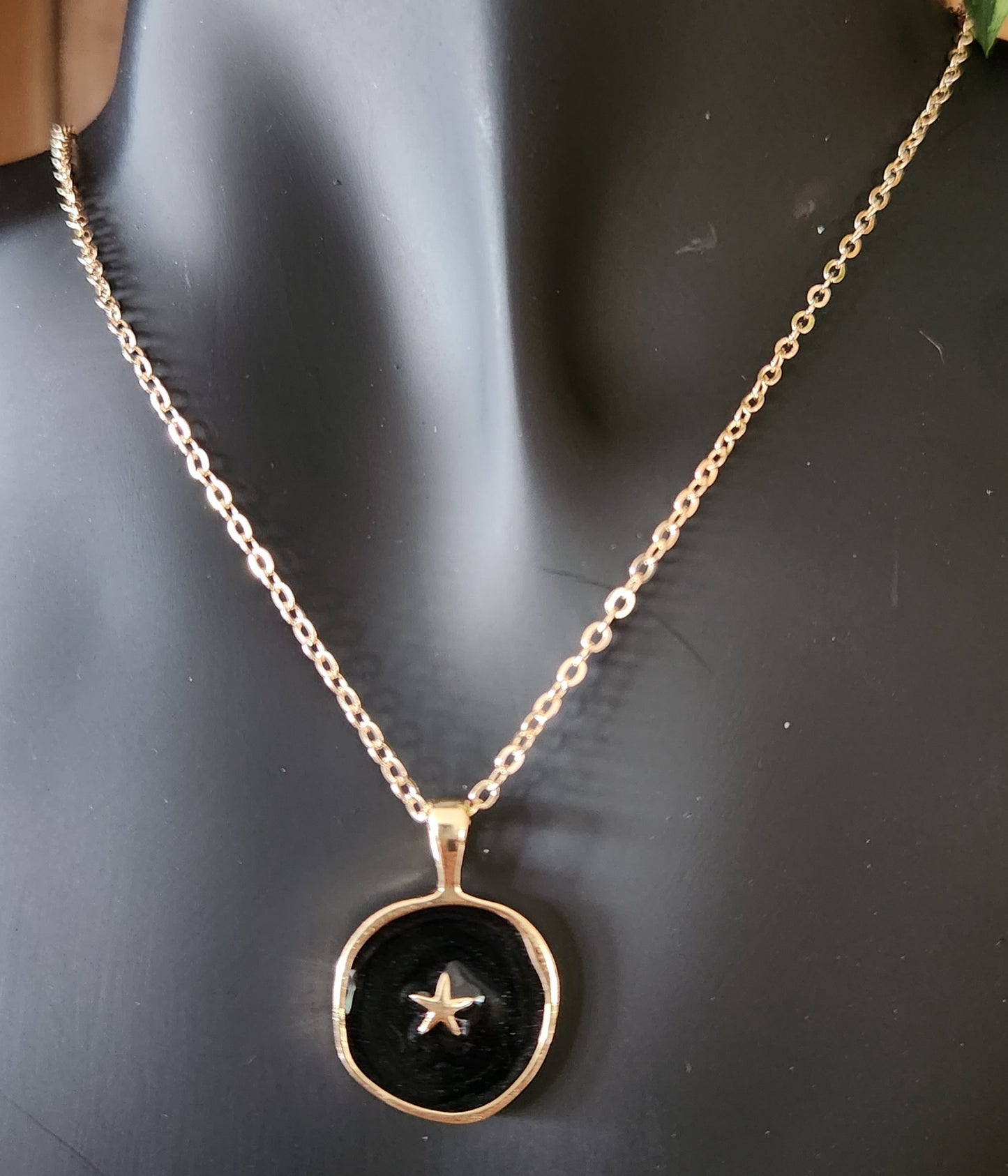 Black drops star necklace